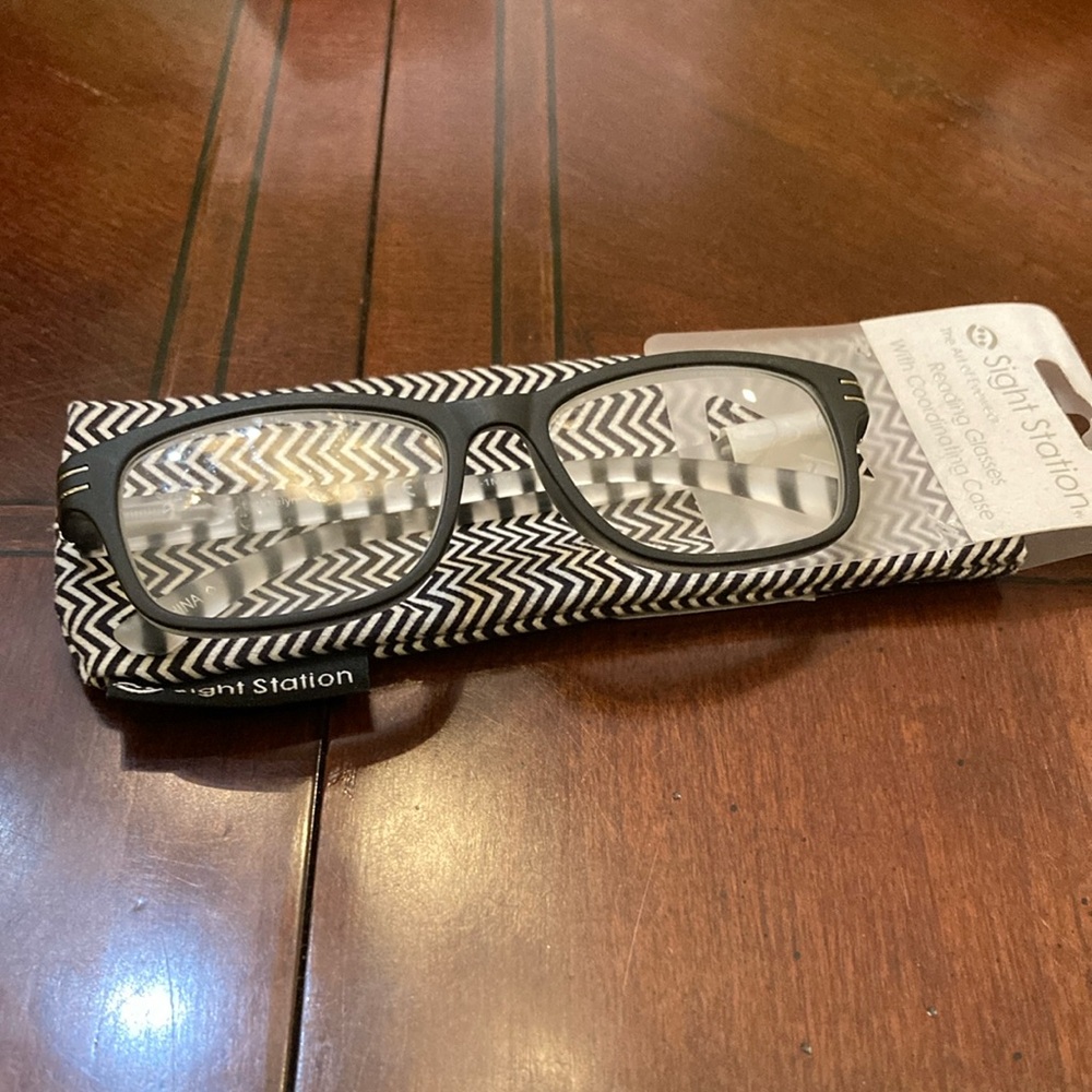 Sight Station by Foster Grant reading glasses and coordinating case.
